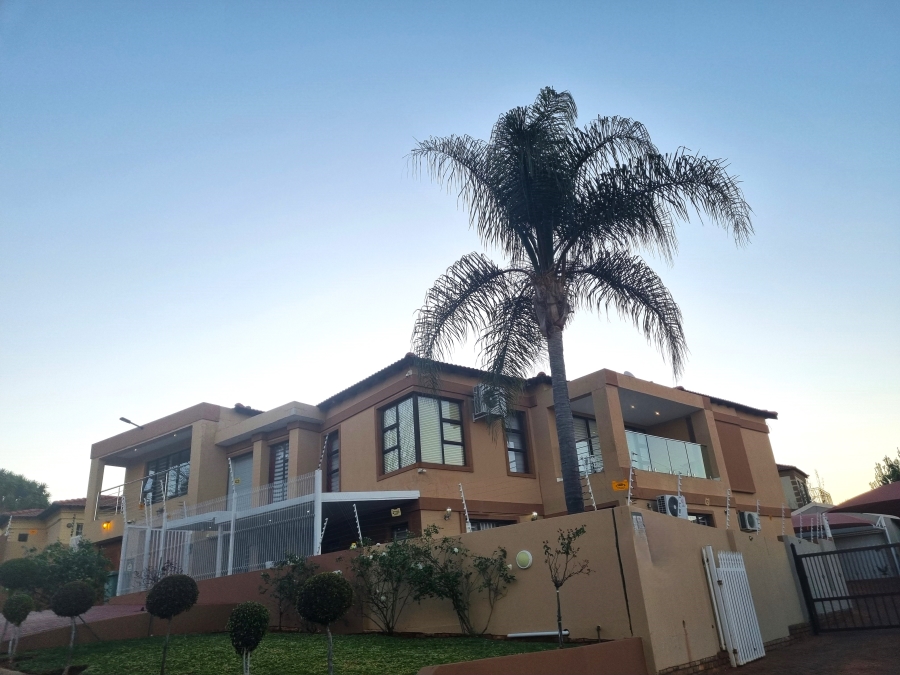 5 Bedroom Property for Sale in Safari Gardens North West